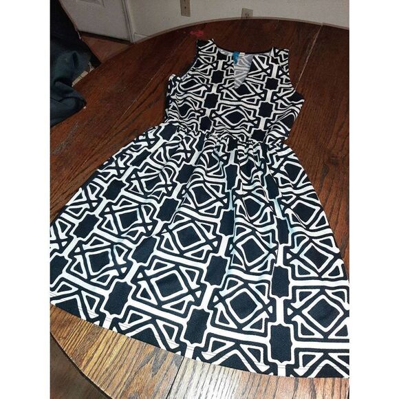 Medium Buttons Sleeveless Elastic Waist Black White V-Neck Midi Dress - Picture 1 of 3